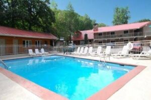 outdoor pool at Quality Inn Creekside