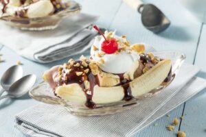 banana split with cherry